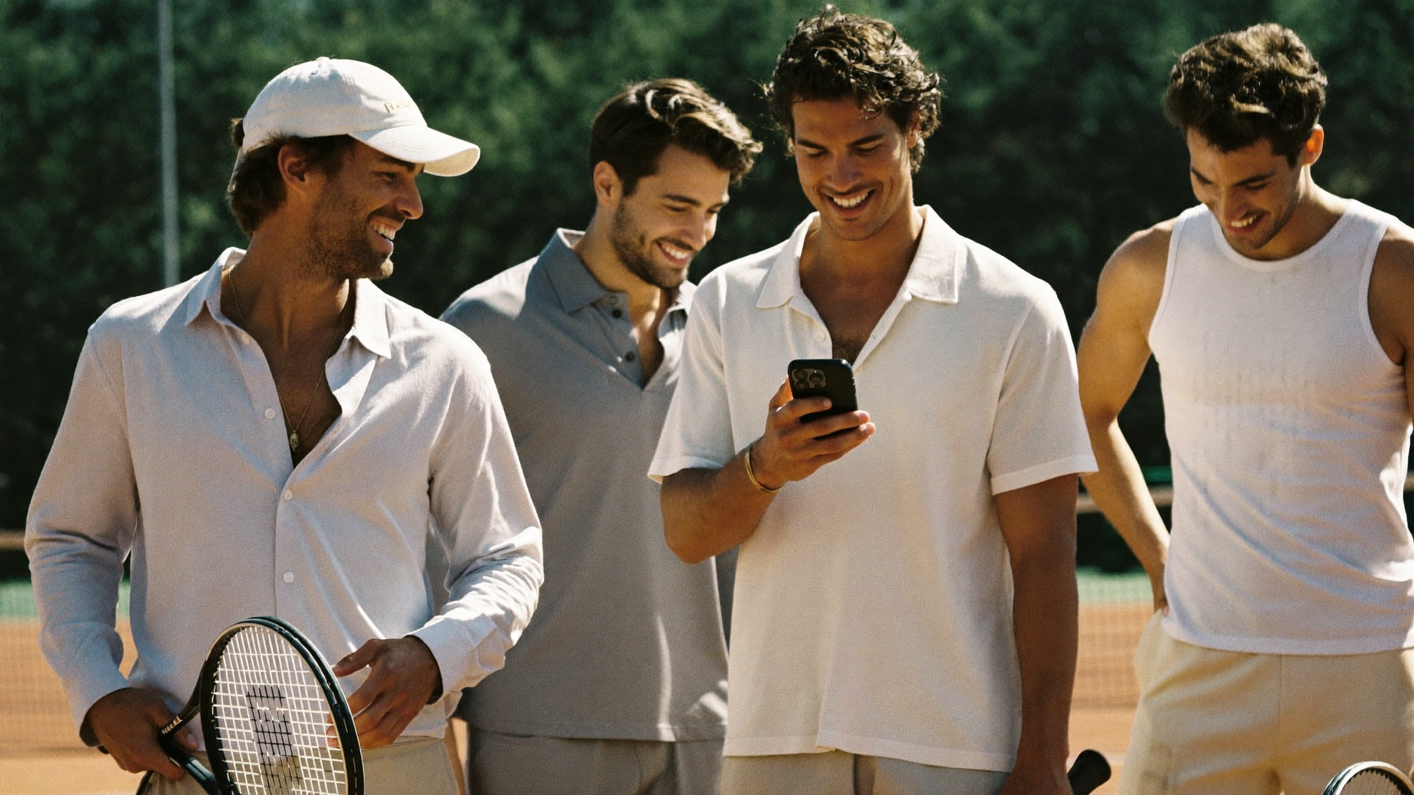 Le Club Dionos, hommes sur un court de tennis au petit matin