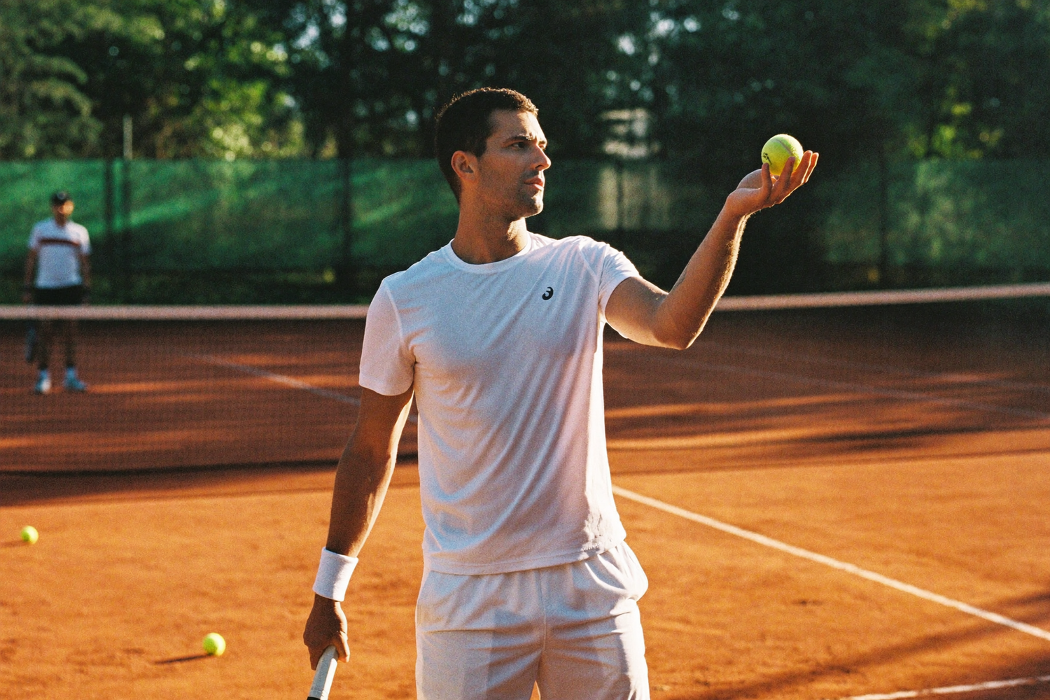 Le Club Dionos, joueur de tennis sur terre battue au petit matin